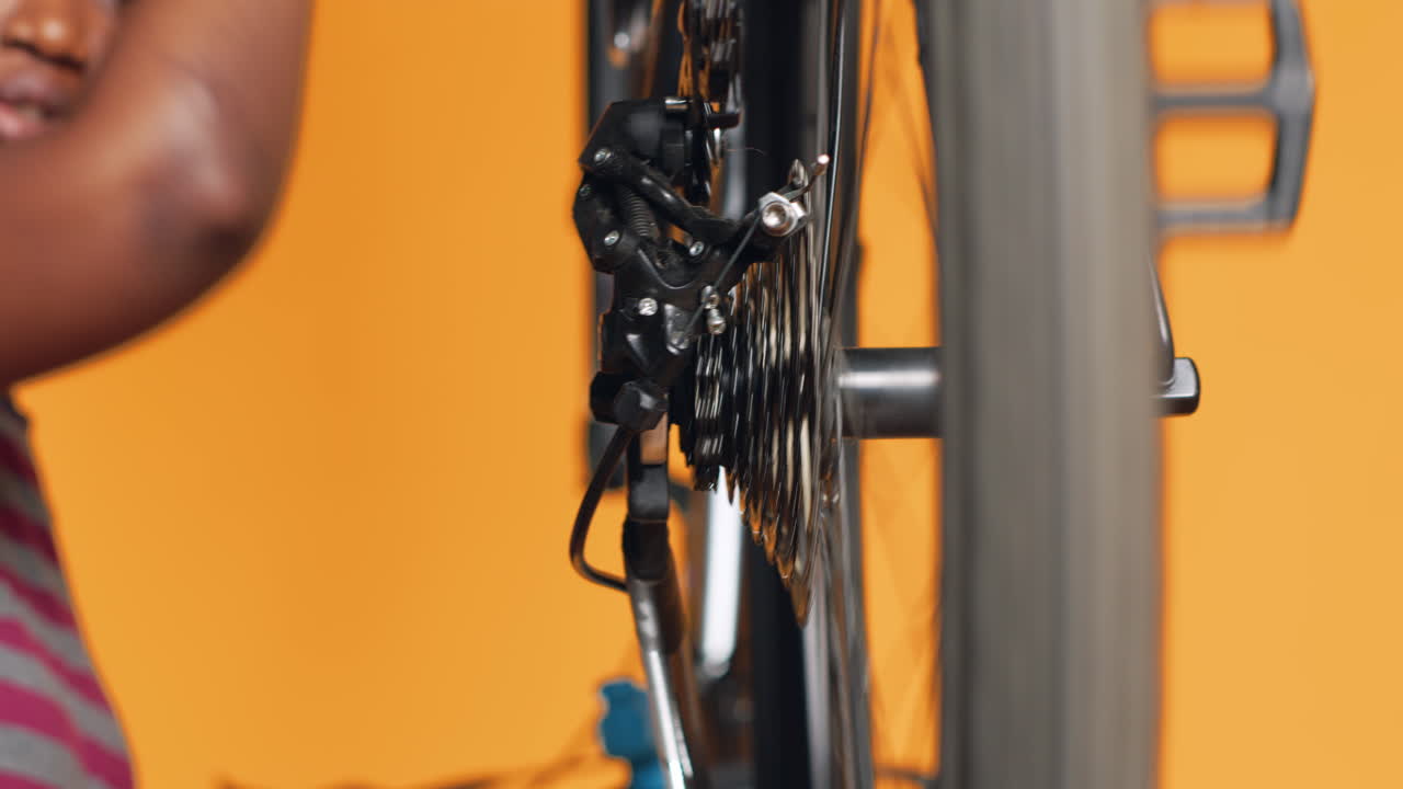 técnico a consertar pneus de bicicletas, a verificar se há falhas no rotor de ruptura e na cadeia