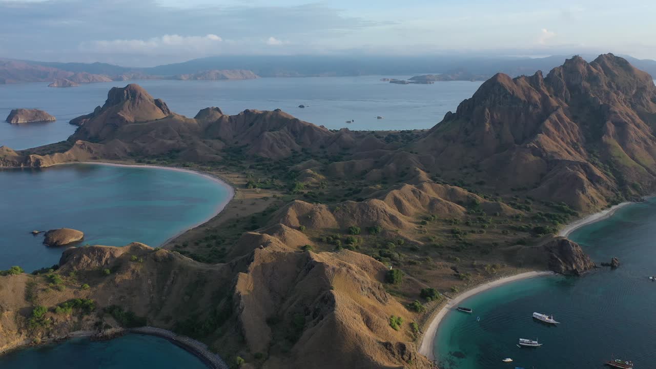 vista aérea de la isla de padar, parque nacional de komodo, indonesia