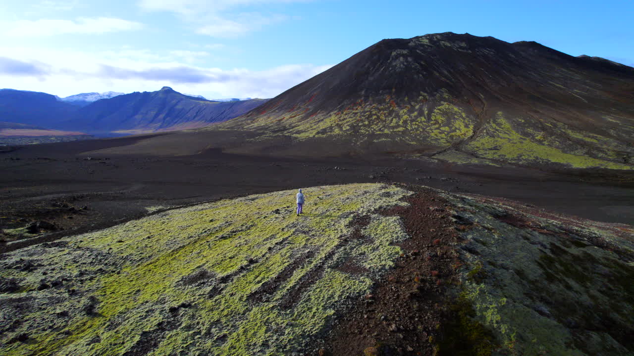 mujer turista caminando libremente en los campos de lava de la península de snaefellsnes en islandia