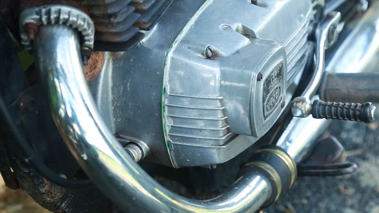 인도 빈티지 모터사이클 엔진, 오래된 모터자전거 엔진의 슬라이딩, 오래된 스타일 브레이크 레버