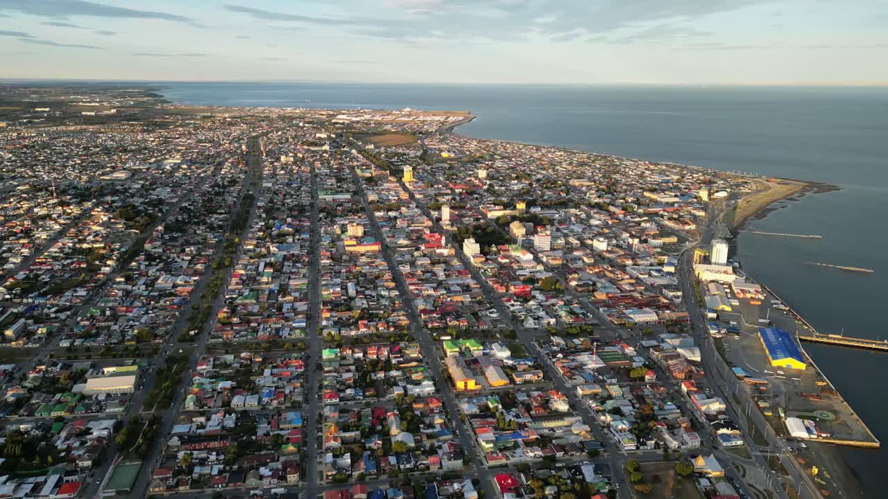 punta arenas chile vista aérea sobre el área urbana de la ciudad, puerto, oceano, clima cálido del horizonte, ciudad más al sur del estrecho de magallanes en la patagonia chilena, toma escénica de establecimiento
