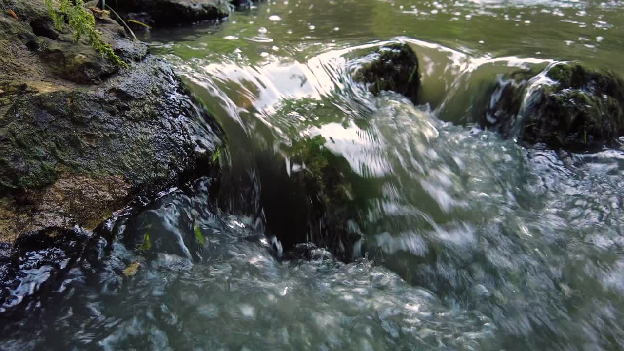 Vista di acqua che si riversa in una piccola cascata