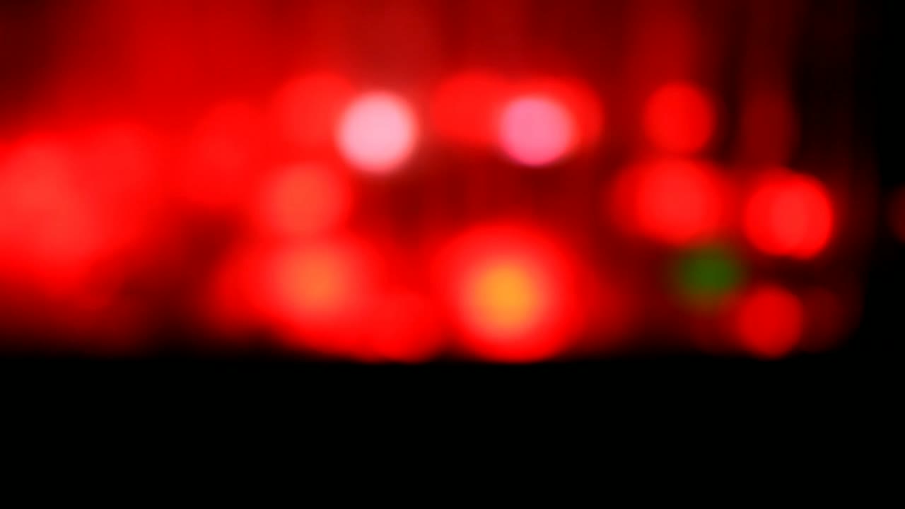 video bokeh, el efecto de las luces en el agua, con un fondo negro