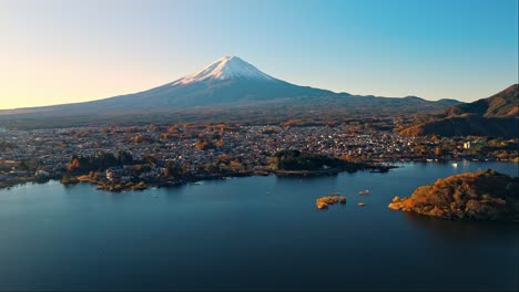 "el amanecer de otoño sobre el lago kawaguchi con el monte fuji