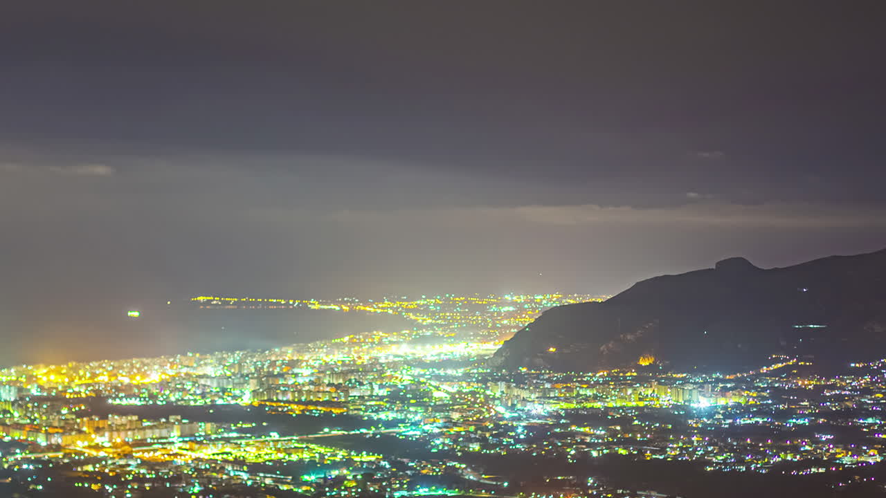 밤의 타임 ⁇ 스 팔레르모 시티 벨베데레 디 몬테 펠레그리노의 빛