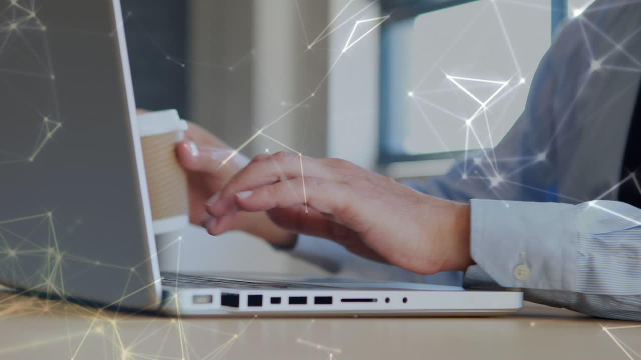 animación de conexiones sobre las manos de un empresario caucásico usando una computadora portátil y bebiendo café