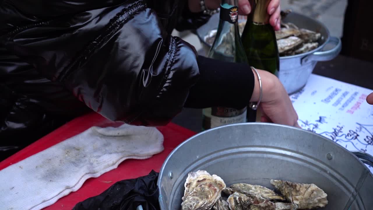 Oyster sale on the city street
