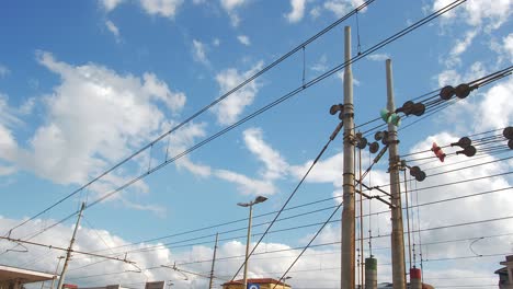 Pista-De-La-Estación-De-Tren,-Estación-De-Tren-Italiana,-Ciudad-De-Frosinone