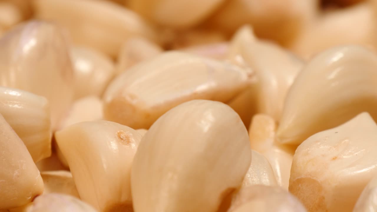 질 벗겨진 마늘을 돌리는 것