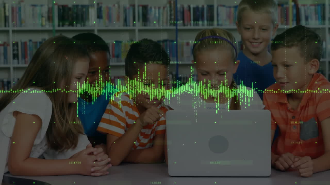 animación del procesamiento de datos en gráfico sobre diversos escolares primarios que utilizan computadoras portátiles