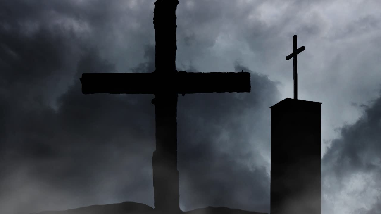 하늘의 천둥을 배경으로 두 개의 십자가 기둥