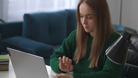 Una-Programadora-Trabaja-En-Casa-Escribiendo-En-El-Teclado-De-Un-Portátil-Moderno,-Trabajo-Remoto-En-Línea-Para-Una-Mujer-Especialista-En-La-Oficina-Doméstica