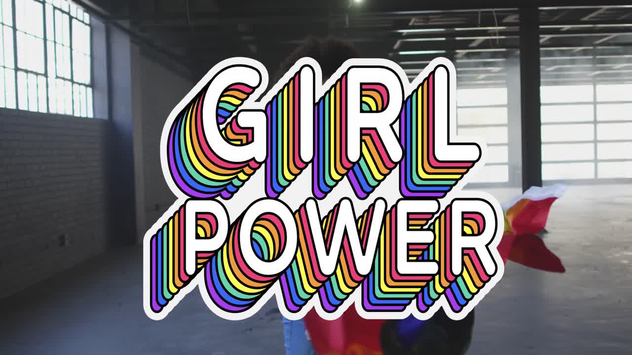 animación del texto del poder de la niña sobre la mujer que sostiene la bandera del arco iris