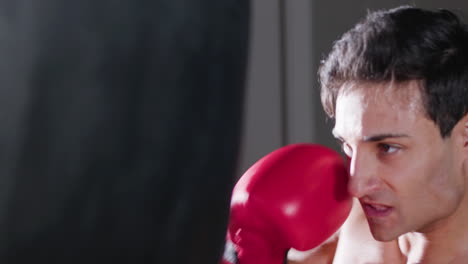 Primer-Plano-De-Un-Joven-Atractivo-Boxeando-En-El-Gimnasio.