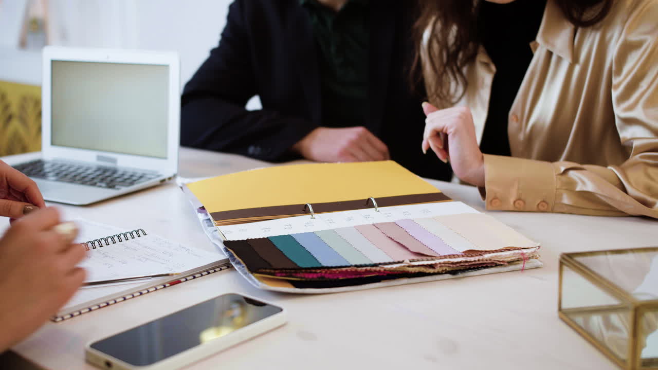 여성의 손이 천 조각을 만지고 있습니다.