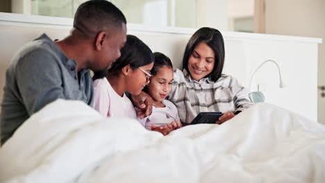 Padres,-Niños-Y-Familia-Feliz-Con-Tableta-En-La-Cama