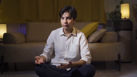 그 남자는 혼자 얘기하고 화를 내고 있습니다.