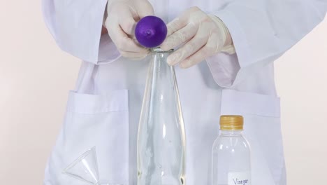 science experiment with vinegar and balloon