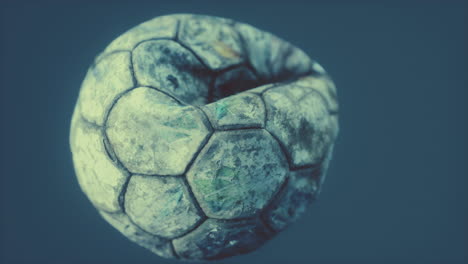 viejo balón de fútbol de cuero desinflado