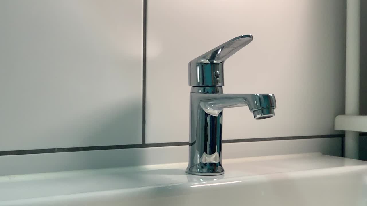 foto fija de un grifo roto