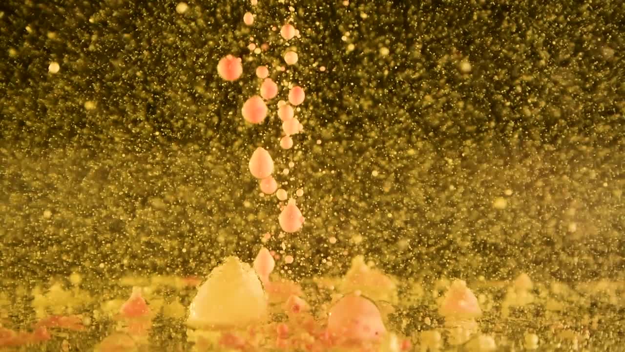 60fps의 극한 깊이 효과로 공간에서 컬러 오일 드롭 트레일을 빠르게 발사하는 대형 버블 오브