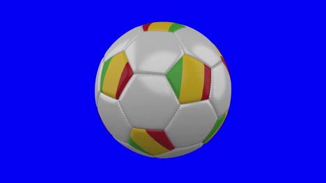 pelota de fútbol con bandera de mali en fondo de clave de croma azul, bucle
