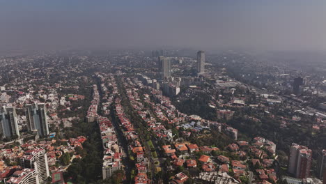 Antena-V75-De-La-Ciudad-De-México-Que-Establece-El-Paso-Elevado-De-Un-Dron-Sobre-El-Vecindario-De-Los-Bosques-De-Las-Lomas-Capturando-El-Paisaje-Urbano-De-Una-Zona-Residencial-Con-Cielo-Ahumado---Filmado-Con-El-Cine-Mavic-3---Enero-De-2022