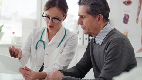 vista de mano de un hombre mayor que tiene una visita de control en el médico