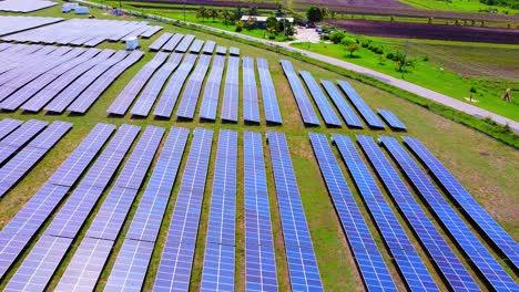 Ariel-De-Una-Pequeña-Granja-De-Paneles-Solares-Con-La-Luz-Del-Sol-Golpeando-Los-Paneles