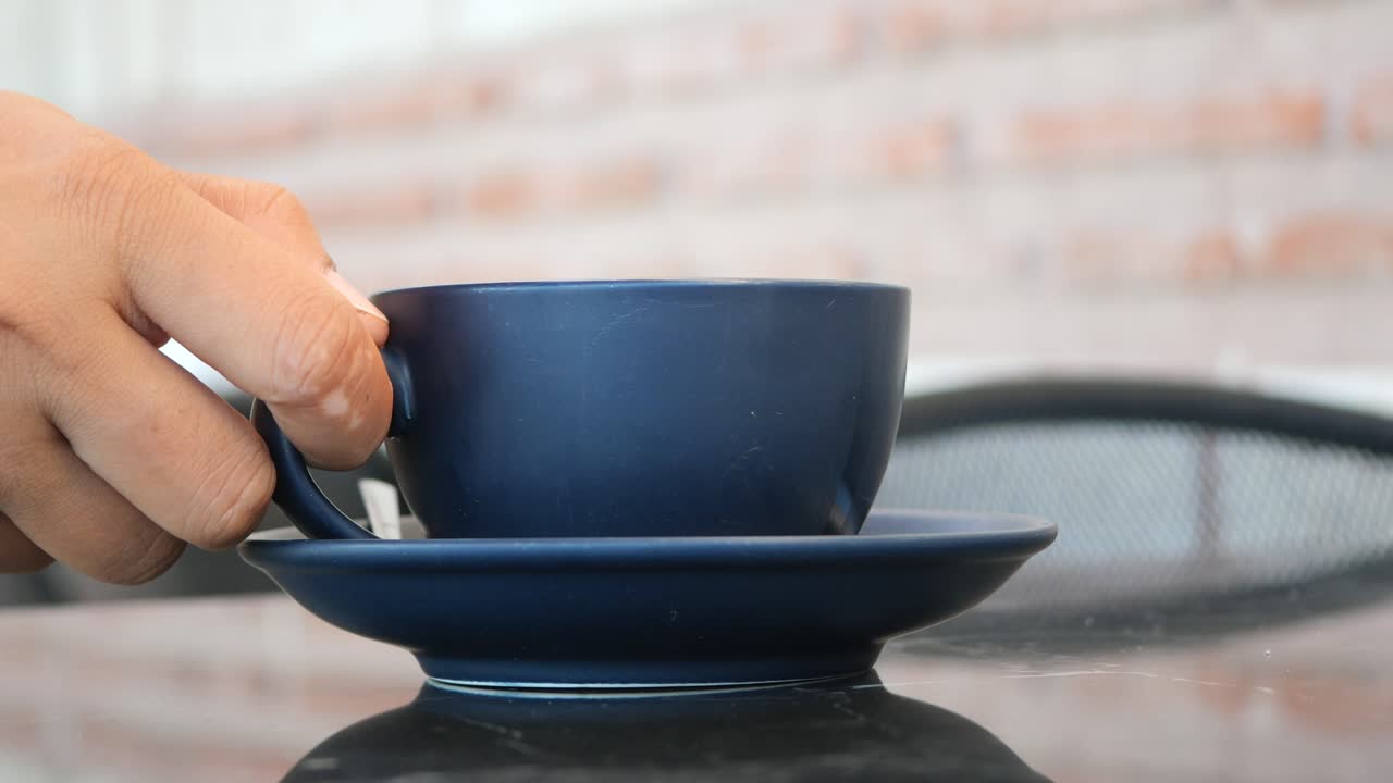 테이블 위에 있는 파란색 커피 컵의 클로즈업