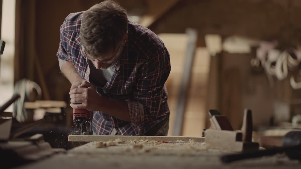 그의 작업실에서 일하는 목수