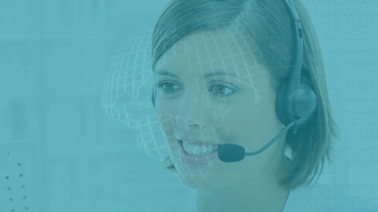 Mappamondo che ruota su sfondo di ritratto di un'operatrice dell'assistenza clienti femmina caucasica che parla al telefono con auricolare.