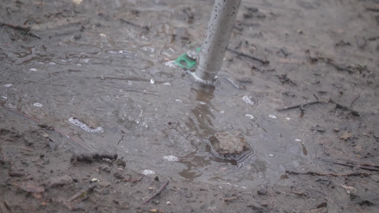진흙 웅덩이 땅 말뚝 슬로우 모션으로 떨어지는 빗물