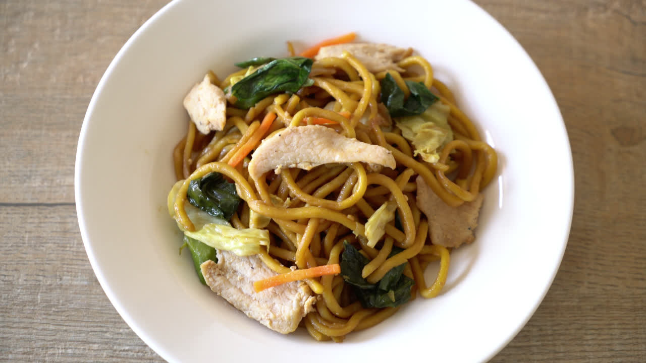 닭고기와 함께 볶은 야키소바 국수