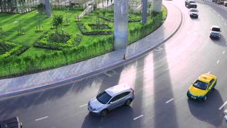 bangkok, tailandia - 12 de junio de 2020: vista de alto del tráfico de automóviles en la estación de wat phra sri mahatat bts