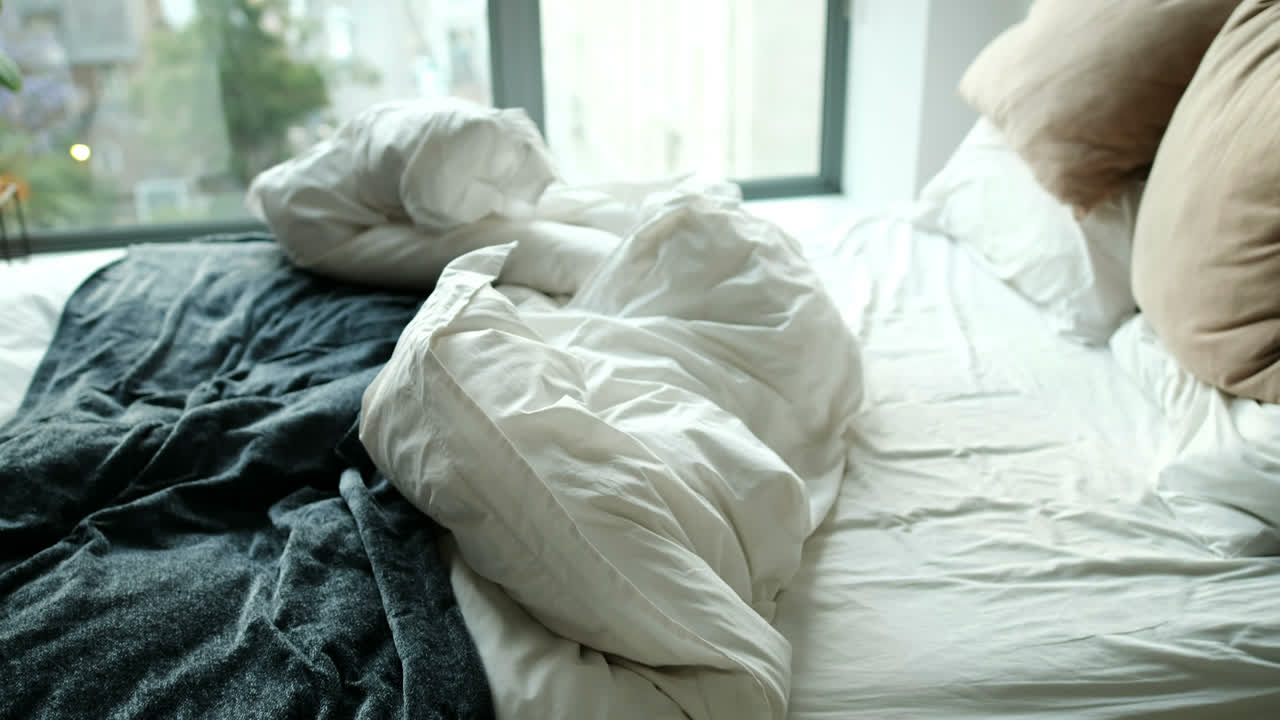 беспорядочная кровать в спальне 4k