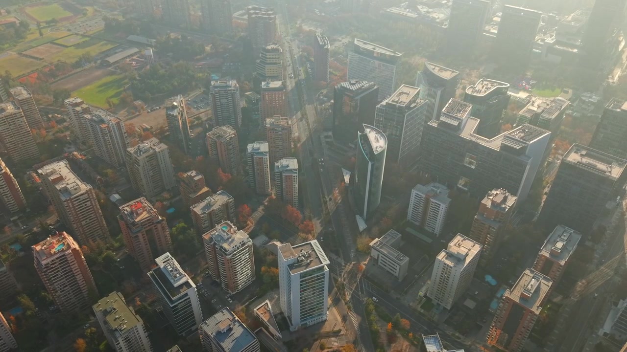 Vista aérea de drone mostrando as áreas residenciais de Las Condes perto do Parque Araucano em Santiago do Chile