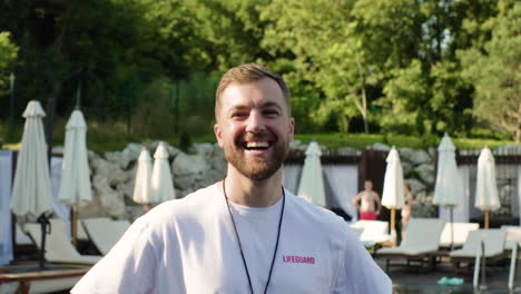 salvatore che sorride vicino alla piscina.