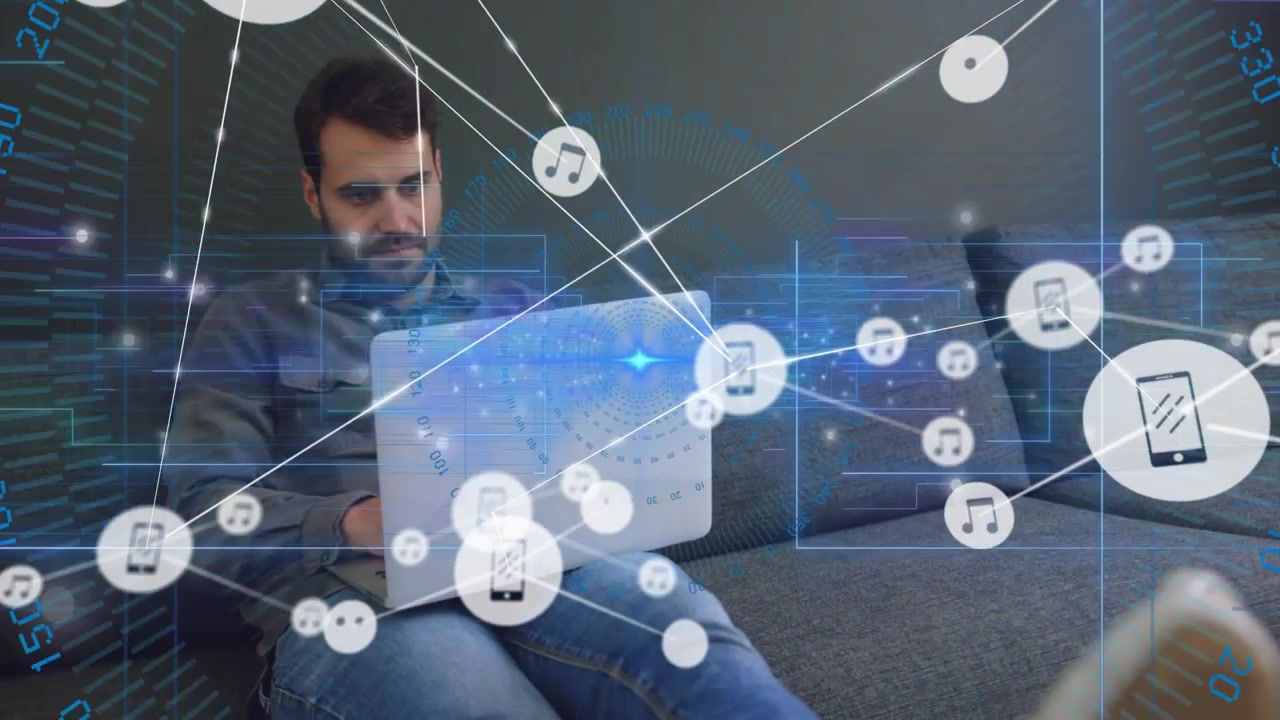 Uomo adulto che digita sul portatile e genera un HUD tecnologico, con nodi telefonici o musicali che si connettono, mostrando una rete.
