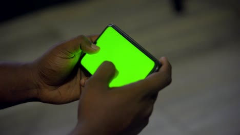 Mobiler-Grüner-Bildschirm-In-Der-Hand-Des-Menschen,-Der-Videospiel-Im-Querformat-Spielt