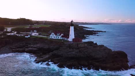 Tolle-Luftaufnahme-über-Dem-Leuchtturm-Von-Portland-Head,-Deutet-Auf-Americana-Oder-Eine-Wunderschöne-Landschaft-Von-New-England-Hin-1