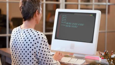 vista trasera de una mujer ejecutiva trabajando en una computadora en un escritorio