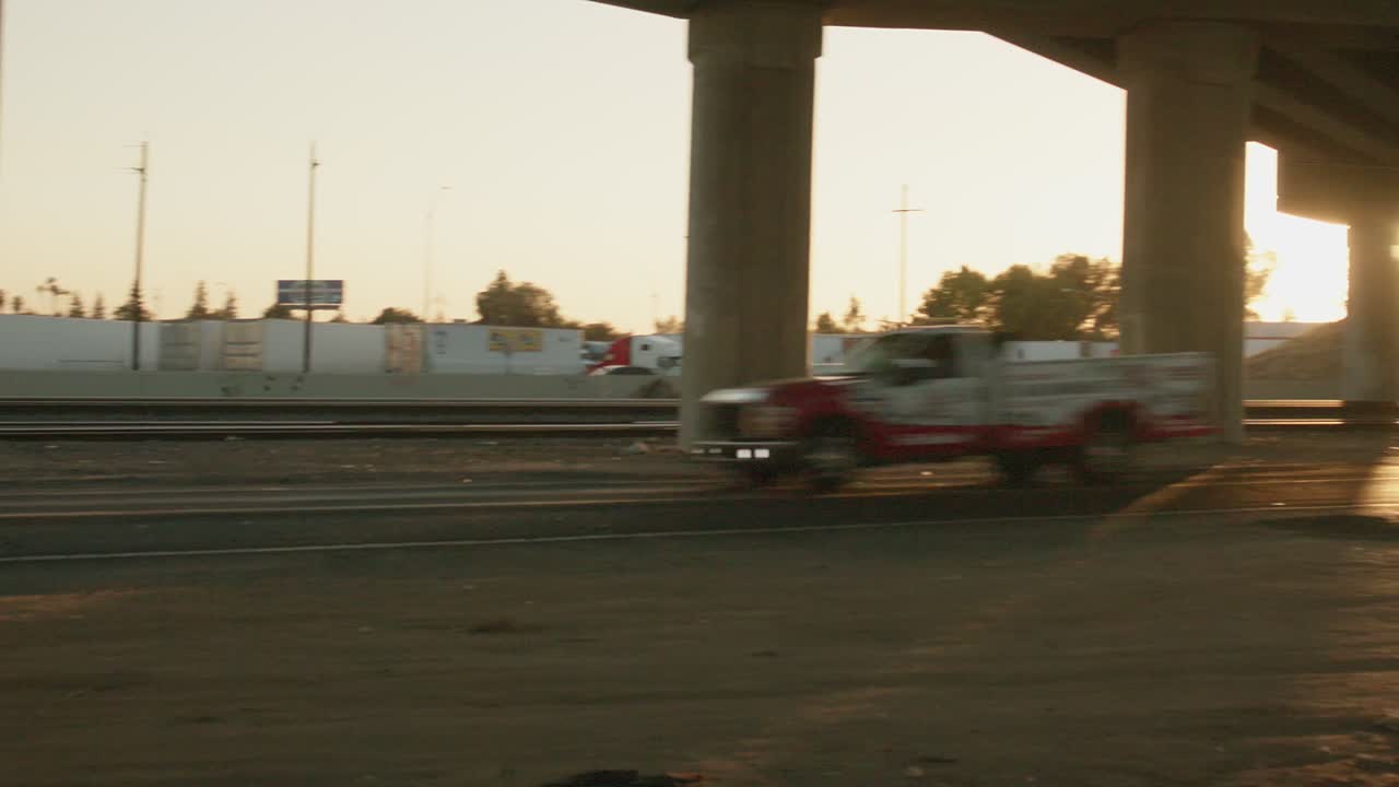 교통을 통해 고속도로 교량 아래 화물 열차 통과