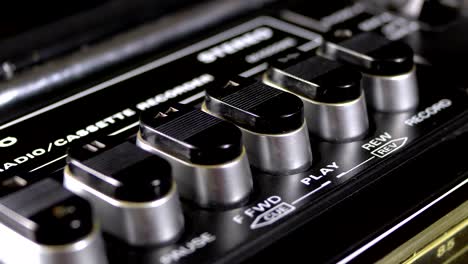 presionar los botones de un grabador de cinta, jugar, detener, grabar, ff, rew