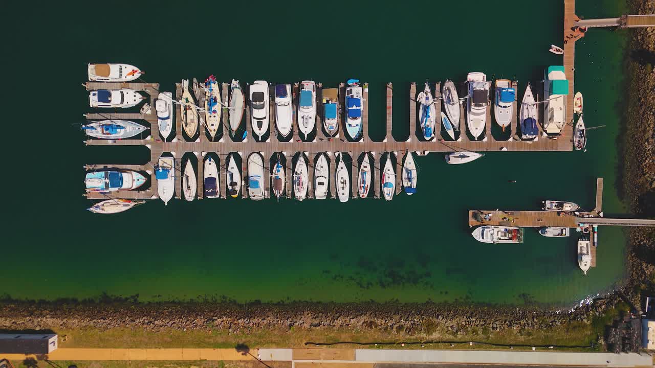 la parte superior de los barcos anclados en el parque de la bahía de mission marina en san diego, california, estados unidos