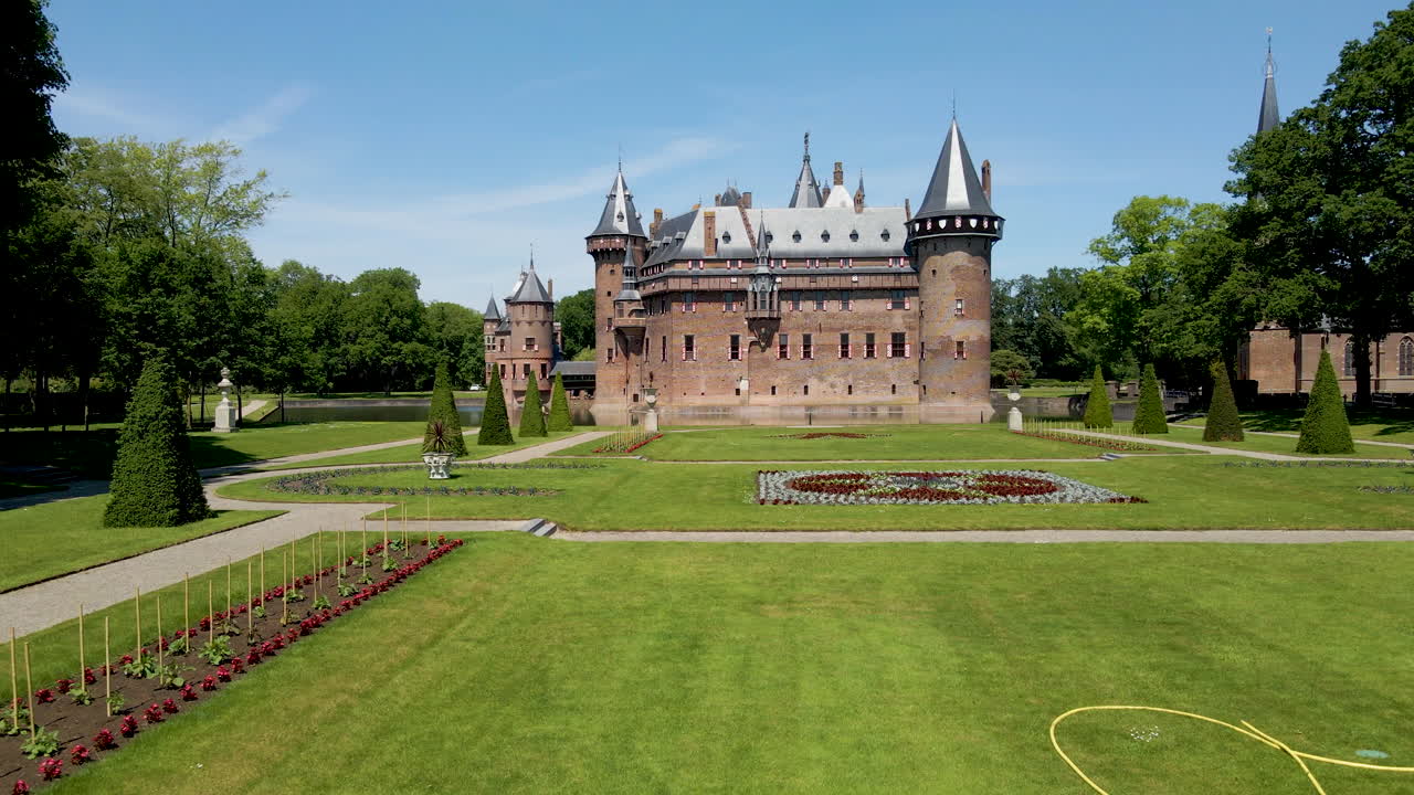 從一個美麗的童話城堡飛得快又低