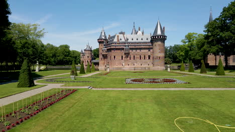 Schnell-Und-Tief-Von-Einem-Wunderschönen-Märchenschloss-Fliegen