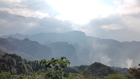 산에 서서 경치를 바라보다