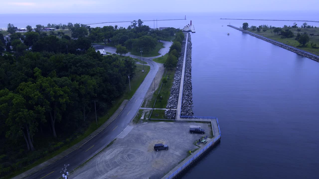 호수 수로 근처의 자갈 주차장