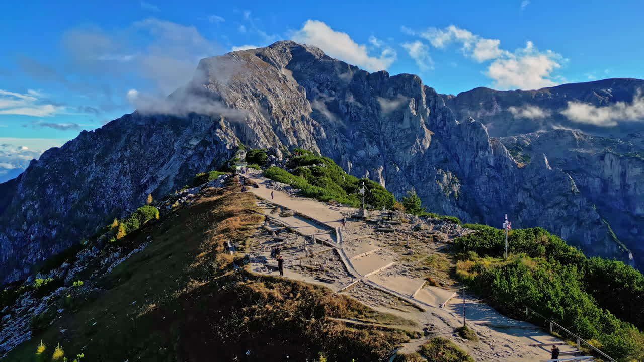 tomada de derecha a izquierda del nido de águila kehl steinhaus, berchtesgaden, alemania con picos de montaña visibles y tren a pie con escaleras
